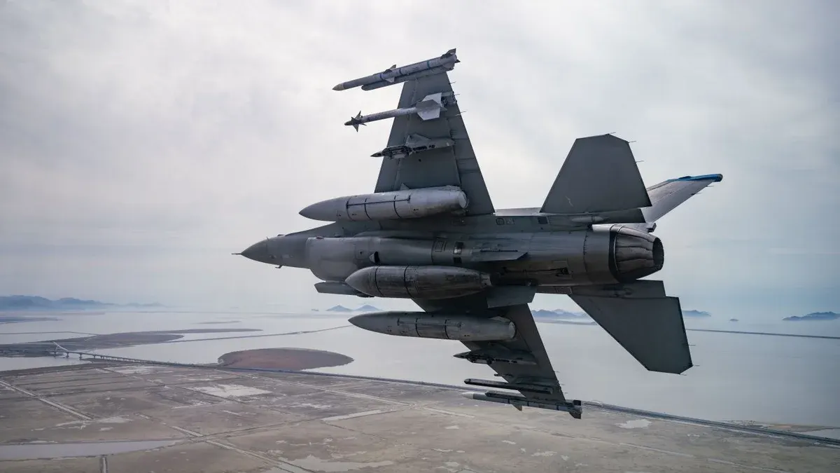 Повітряні сили: F-16 бракує ракет AIM-9 та AIM-120, реактивні дрони збивають гарматами
