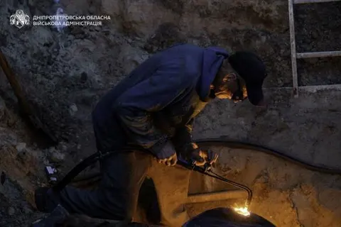 У Марганці цілодобово монтують новий трубопровід для відновлення водопостачання