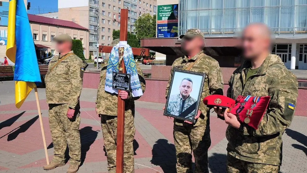 На Хмельниччині попрощалися з воїном Іваном Гулкою з Тернопільщини