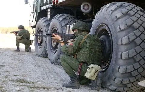 Білорусь формує бригаду за 40 км від України: коли завершать