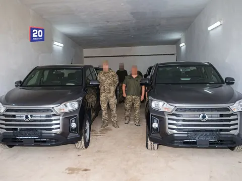 Вінницьким підрозділам передали п'ять повнопривідних пікапів