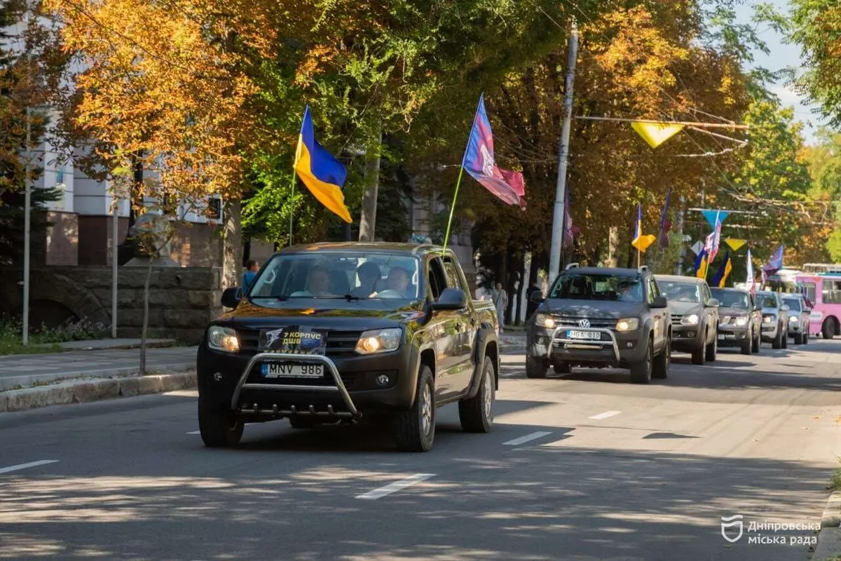 У Дніпрі військовим передали п'ять пікапів для потреб ДШВ