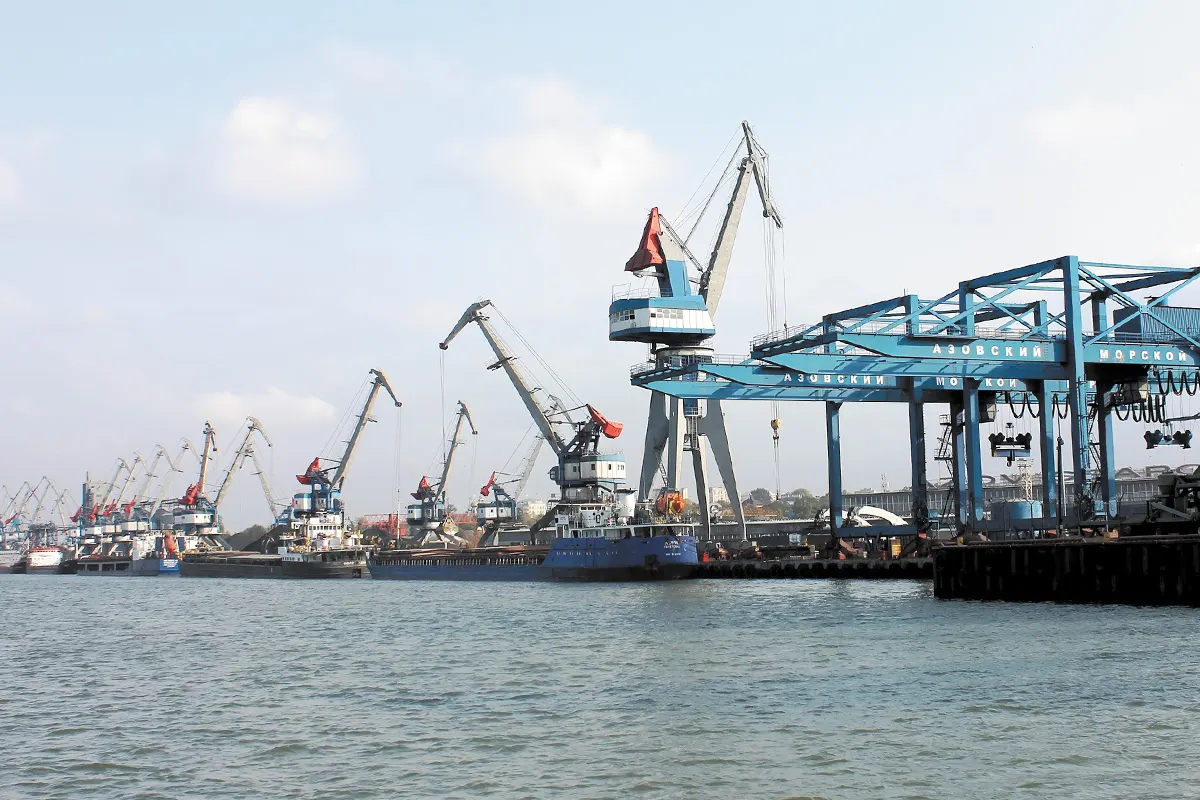 У портах Азовського моря судна повертають вантажі на берег через блокаду