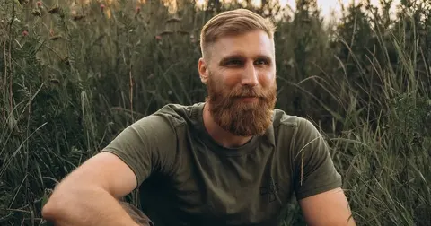 Павло Вишебаба з дружиною влаштували романтичну фотосесію в лісі