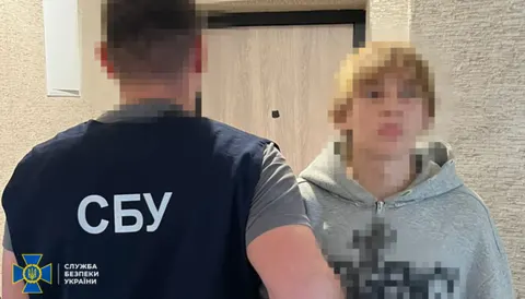 На Хмельниччині затримали чоловіка, який фотографував військові об'єкти для російських ударів