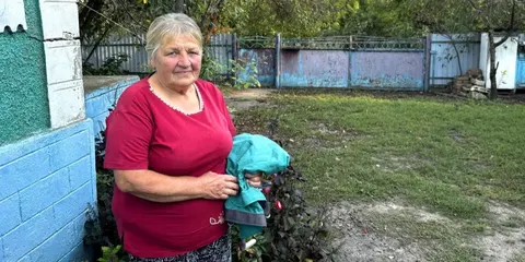 На Вінниччині 73-річна жінка шиє ноші для військових: три-п'ять за тиждень