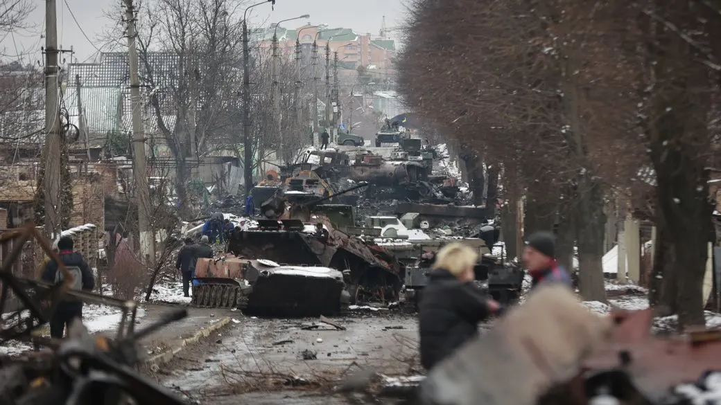Суд заочно засудив російського військового до 12 років за знущання у Бучі