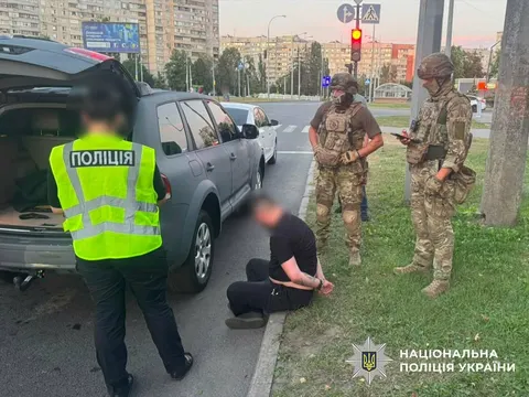 Військового на Харківщині затримали за хабар у 20 тисяч доларів