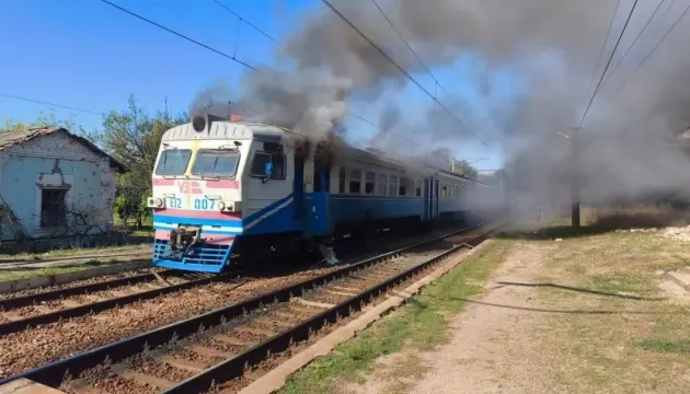 Удар по приміському поїзду на Харківщині: двоє пасажирів тяжко поранені