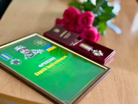 На Одещині матері загиблого медика Сергія Фроленка вручили орден «За мужжність»