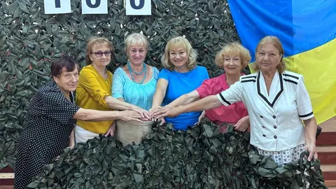 Вінницькі волонтерки виготовили 100 маскувальних сіток із початку 2026 року