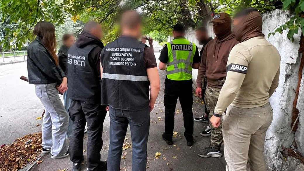 За 6000 доларів обіцяли переведення в тил: на Вінниччині затримали жінку та військового