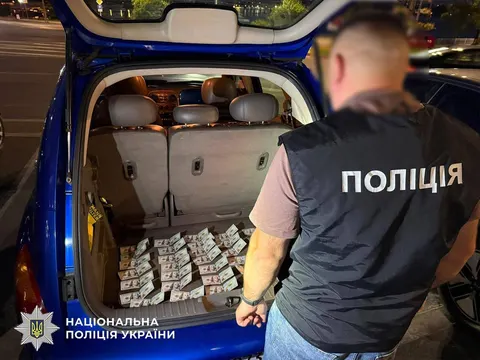 На Тернопільщині затримали посадовця за вимагання 2,5 тисячі доларів
