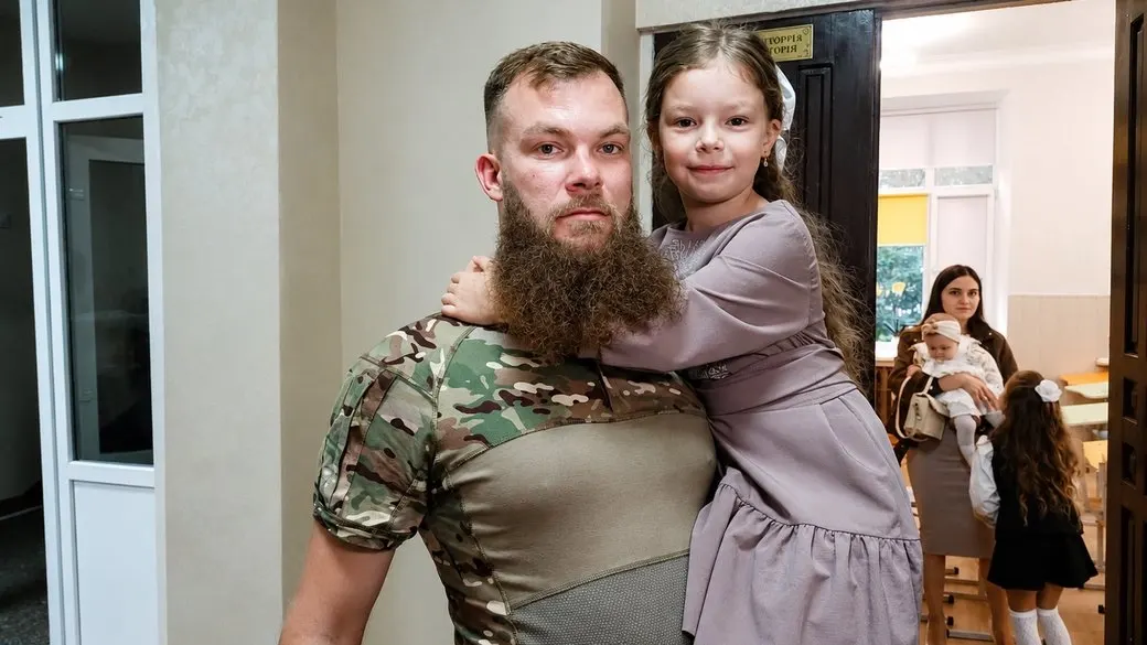 Нацгвардієць привів доньку до першого класу в Луцьку