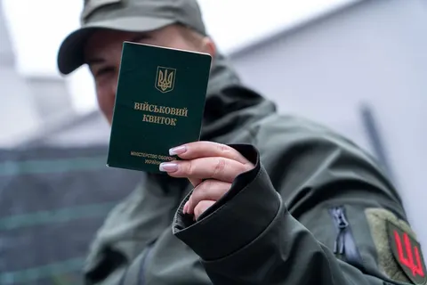 Українці пропонують мобілізувати жінок без дітей: петиції на сайті Кабміну