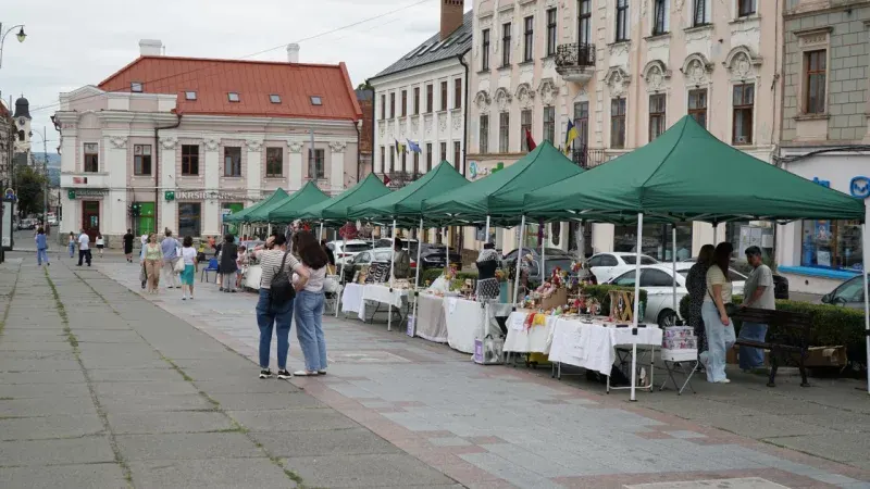 У Чернівцях триває благодійний ярмарок на підтримку 82-ї бригади