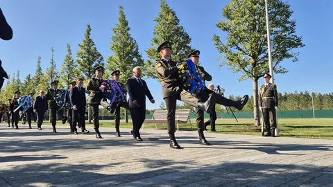 На меморіальному кладовищі вшанували загиблих воїнів у День Незалежності