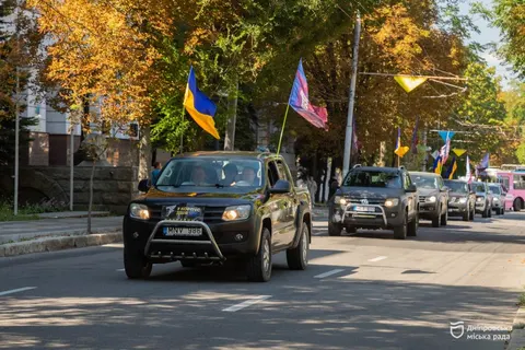 У Дніпрі передали п'ять нових пікапів бійцям 7-го корпусу ДШВ