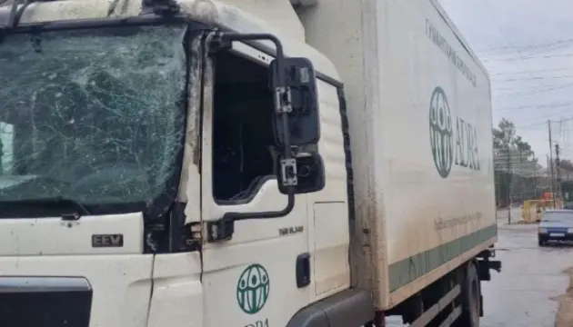 На Харківщині дрон влучив у авто волонтерів, які роздавали продуктові набори