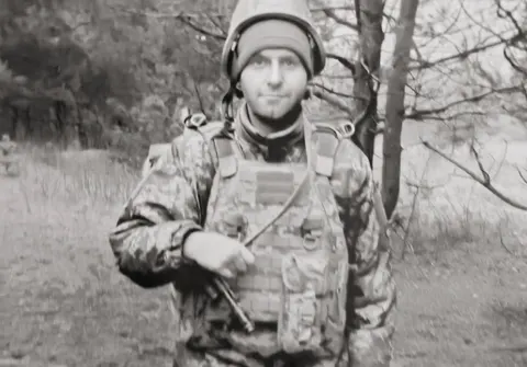 У Черкасах попрощалися з військовим Михайлом Харченком