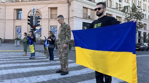 У Харкові вшанували пам'ять загиблих захисників хвилиною мовчання та автопробіго