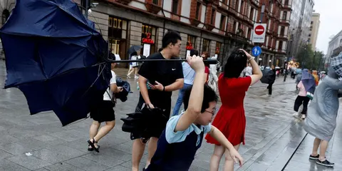 Тайфун Дельфін у Китаї: понад мільйон евакуйованих, Шанхай фіксує рекордні опади