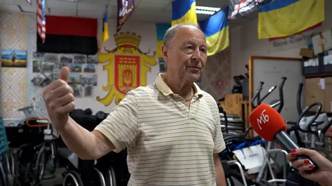 «Пан, який приносить каву»: 76-річний чернівчанин допомагає військовим