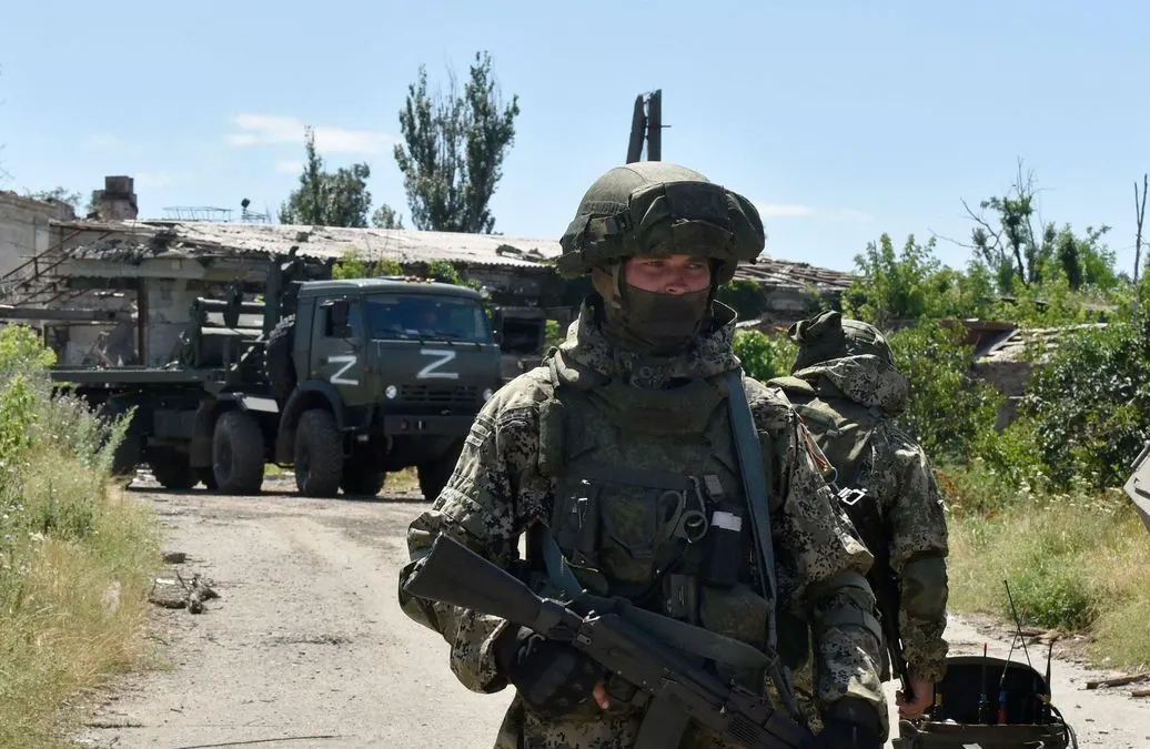 Окупанти перефарбовують військову техніку в помаранчевий колір