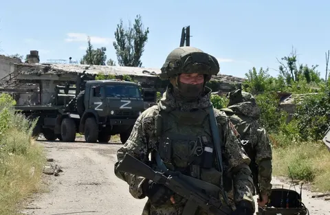 Окупанти перефарбовують військову техніку в помаранчевий колір