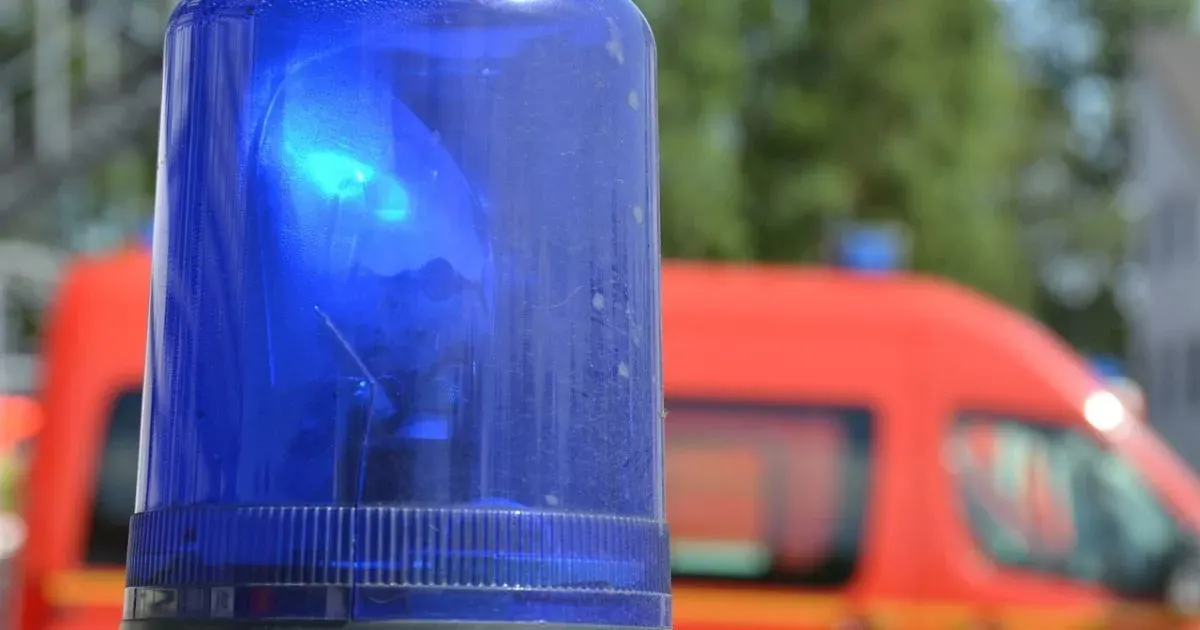 У Києві під час атаки РФ сталася пожежа у складських приміщеннях, на місце виїхали медики
