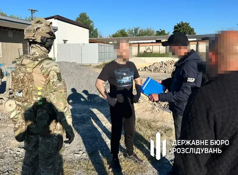 ДБР проводить операцію "Справедливість для бійців": 72 обшуки та 22 пі