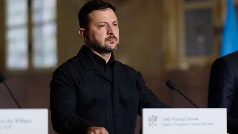 Зеленський: кожен посол повинен приносити Україні зброю