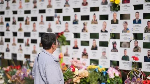 У Запоріжжі відкрили нові стенди з портретами 168 полеглих бійців