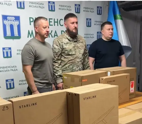 Рівненська громада передала військовим 47 зарядних станцій та 39 Starlink