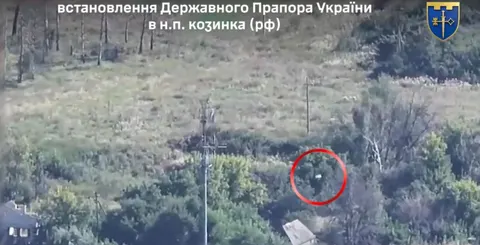 Воїни 105-ї бригади ТрО встановили прапор України у РФ за допомогою дрона